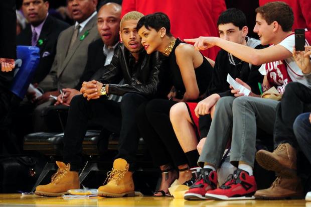Rihanna estaria planejando se casar com Chris Brown usando biquíni Robyn Beck/AFP Rihanna estaria planejando se casar com Chris Brown usando biquíni Robyn Beck/AFP