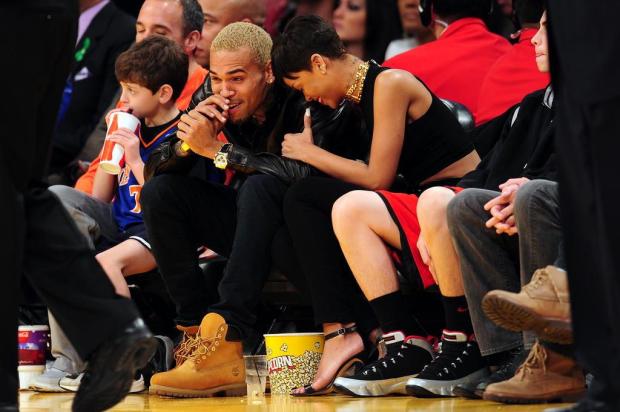 Rihanna e Chris Brown trocam carinhos em jogo de basquete Robyn Beck/AFP