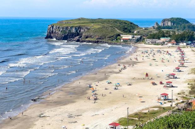À espera da chuva, veranistas aproveitam manhã de sol nas praias do Litoral Norte Harleyson Almeida/Torres À espera da chuva, veranistas aproveitam manhã de sol nas praias do Litoral Norte Harleyson Almeida/Torres