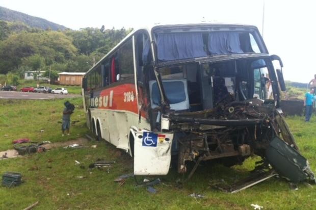 Ônibus e caminhão batem na BR-101 e trânsito fica em meia pista em Três Forquilhas Harleyson Almeida/Especial Ônibus e caminhão batem na BR-101 e trânsito fica em meia pista em Três Forquilhas Harleyson Almeida/Especial