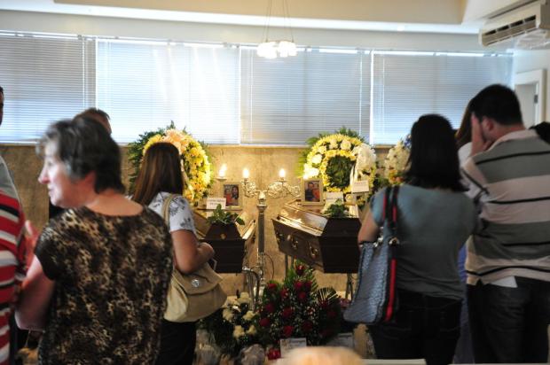 Familiares e amigos se despedem de casal e filhos de Caxias mortos em acidente em Guaíba Roni Rigon/ Familiares e amigos se despedem de casal e filhos de Caxias mortos em acidente em Guaíba Roni Rigon/