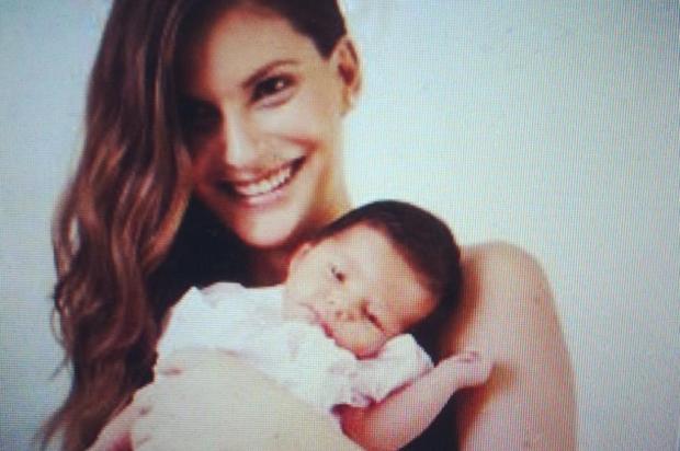 Carol Francischini aparece com a filha pela primeira vez Instagram/Reprodução Carol Francischini aparece com a filha pela primeira vez Instagram/Reprodução