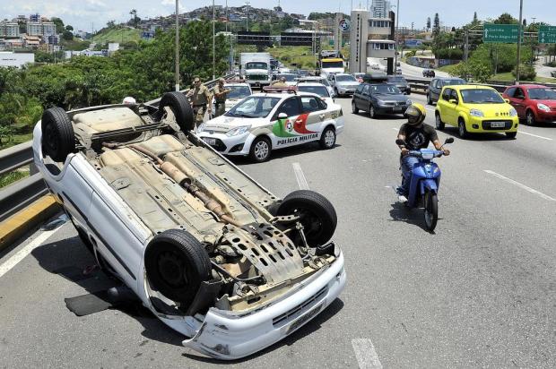 Capotagem deixa trânsito lento na ponte de acesso a Florianópolis pela BR-282, na Via Expressa Caio Marcelo/Agencia RBS Capotagem deixa trânsito lento na ponte de acesso a Florianópolis pela BR-282, na Via Expressa Caio Marcelo/Agencia RBS