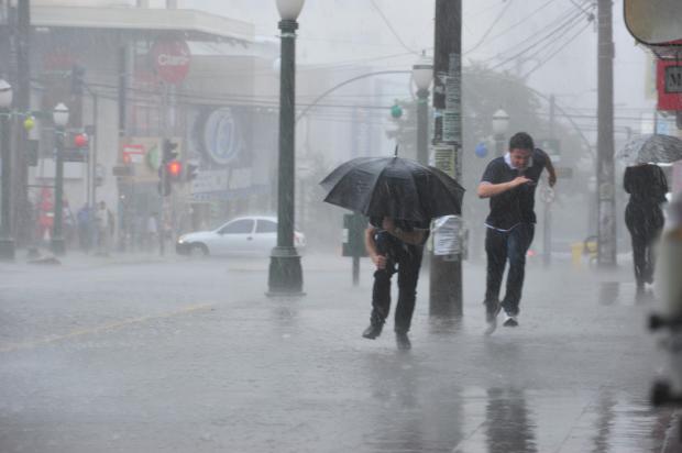 Chuva baixa temperatura em Caxias do Sul Roni Rigon/ Chuva baixa temperatura em Caxias do Sul Roni Rigon/