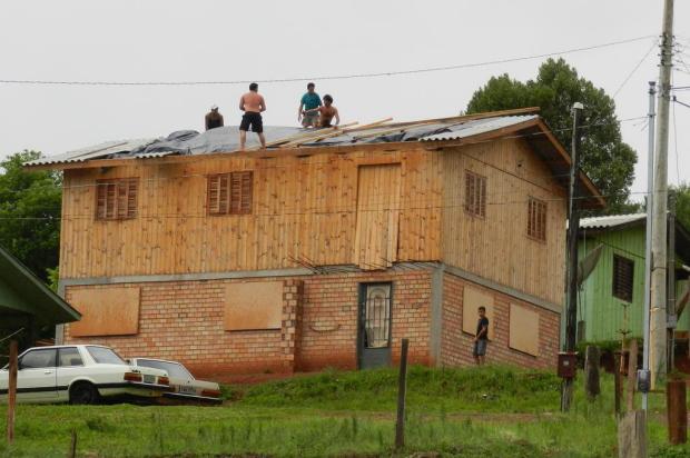 Vendaval destelha mais de 50 casas e lojas em Lagoa Vermelha Carlana Sartori/Especial Vendaval destelha mais de 50 casas e lojas em Lagoa Vermelha Carlana Sartori/Especial