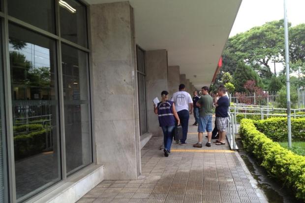 Criminosos fazem reféns em assalto a banco na zona norte de Porto Alegre Carolina Rocha/Diario Gaucho Criminosos fazem reféns em assalto a banco na zona norte de Porto Alegre Carolina Rocha/Diario Gaucho