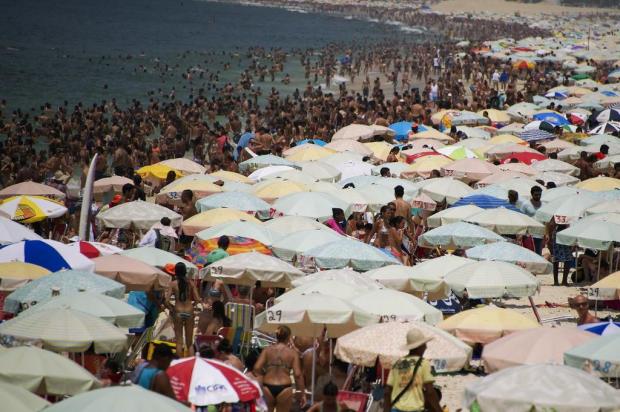 Praias ficam lotadas na capital fluminense após calor recorde Vanderlei Almeida/AFP/AFP