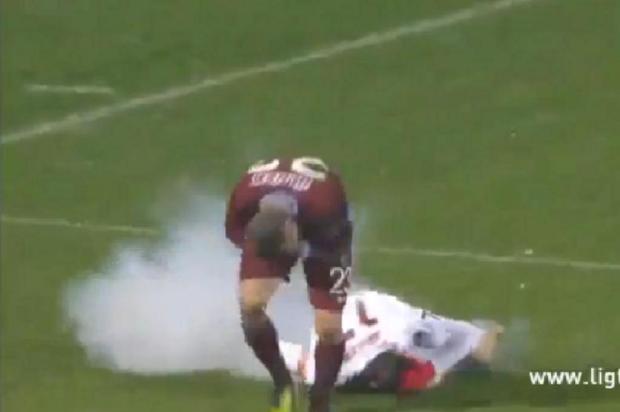 VÍDEO: Jogador do Galatasaray é atingido por garrafa d'água e rojão Reprodução/Youtube