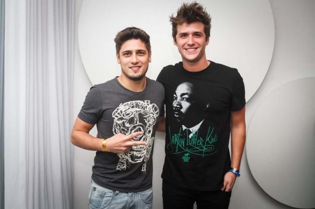 Atores de Avenida Brasil e Malhação frequentam festa em Florianópolis David Collaço/Pachá Atores de Avenida Brasil e Malhação frequentam festa em Florianópolis David Collaço/Pachá