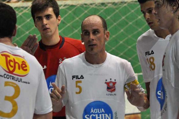 Semifinalista com a AGSL em 2012, Fabinho projeta nova temporada no futsal gaúcho Genaro Caetano/AGSL/Divulgação/ Semifinalista com a AGSL em 2012, Fabinho projeta nova temporada no futsal gaúcho Genaro Caetano/AGSL/Divulgação/
