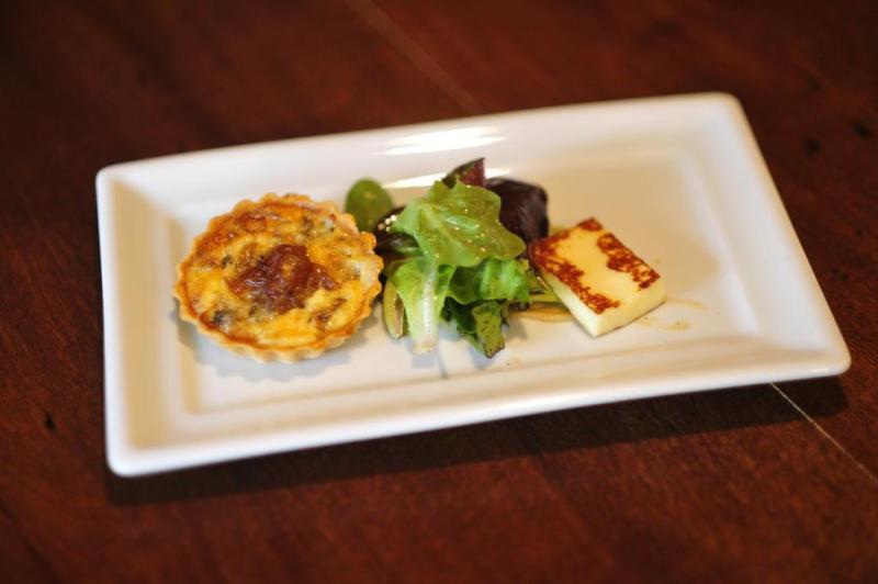 Cebola caramelada e gorgonzola são recheio da tortinha.:imagem 2