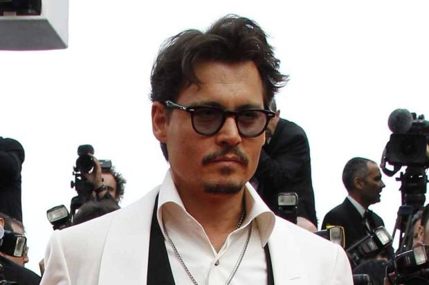 Johnny Depp batiza praia de sua ilha particular com o nome da namorada FRANCOIS GUILLOT/AFP PHOTO