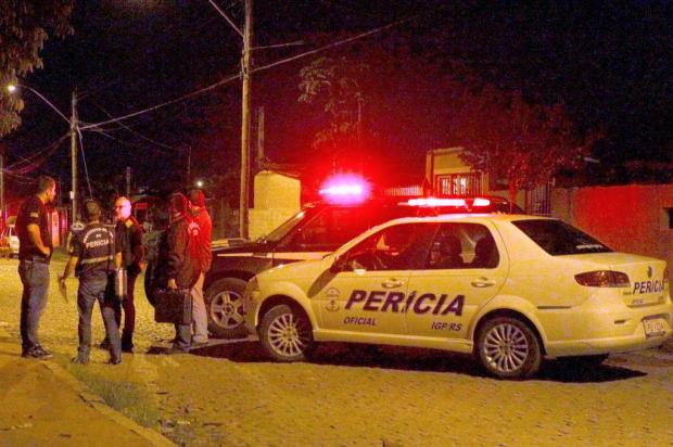 Homem é morto a tiros perto de ônibus da Brigada Militar na Restinga Dani Barcellos/Especial Homem é morto a tiros perto de ônibus da Brigada Militar na Restinga Dani Barcellos/Especial