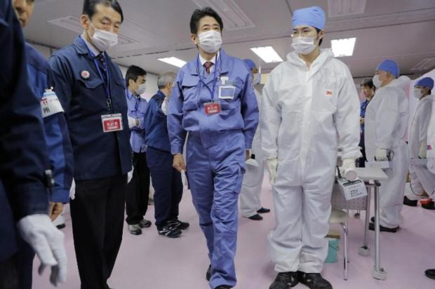 Primeiro-ministro japonês visita a central nuclear de Fukushima Itsou Inouye/POOL/AFP