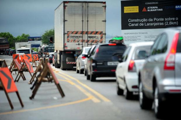 Congestionamentos e lentidão nas estradas catarinenses marcam início de feriado Charles Guerra/Agencia RBS Congestionamentos e lentidão nas estradas catarinenses marcam início de feriado Charles Guerra/Agencia RBS