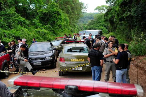 Criminosos explodem fábrica de joias, fazem reféns e trocam tiros com policiais em Cotiporã Ronaldo Bernardi/Agência RBS