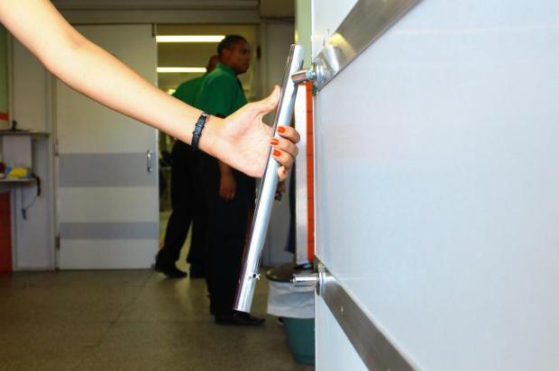Homem invade hospital de moto alegando falta de atendimento em Pelotas Marcel Ávila/Especial Homem invade hospital de moto alegando falta de atendimento em Pelotas Marcel Ávila/Especial
