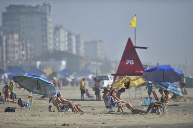 Veranistas aproveitam a praia desde cedo no último dia do ano Lauro Alves/Agencia RBS