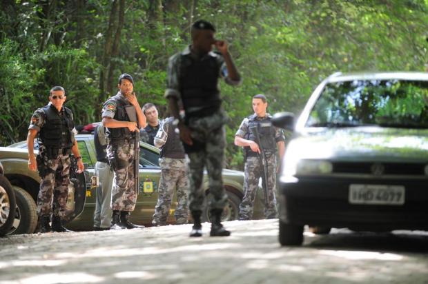 BM passa a madrugada fazendo barreiras para capturar criminosos em Cotiporã Caco Konzen/Agencia RBS BM passa a madrugada fazendo barreiras para capturar criminosos em Cotiporã Caco Konzen/Agencia RBS