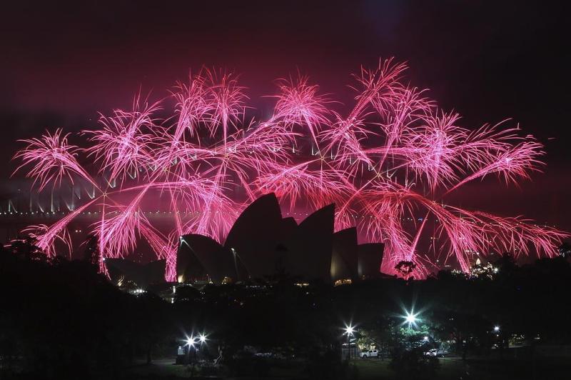 Em Sydney, fogos de artifício explodem atrás da Casa da Ópera nas celebrações de Ano-Novo:imagem 7