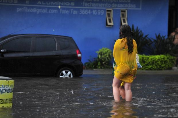 Chuva espanta veranistas da beira-mar no Litoral Norte Lauro Alves/ Chuva espanta veranistas da beira-mar no Litoral Norte Lauro Alves/