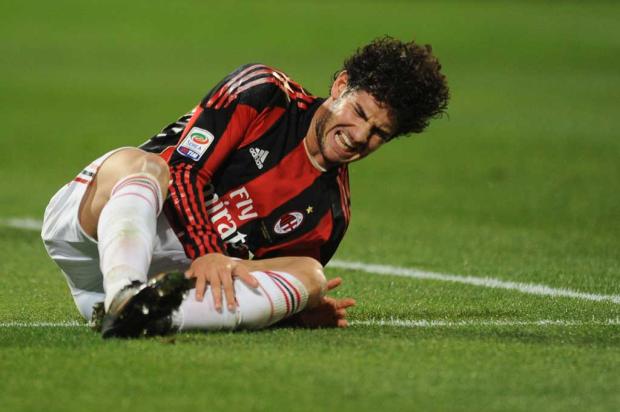 Gilmar Veloz confirma aproximação entre Alexandre Pato e Corinthians AFP PHOTO / ALBERTO LINGRIA / Gilmar Veloz confirma aproximação entre Alexandre Pato e Corinthians AFP PHOTO / ALBERTO LINGRIA /