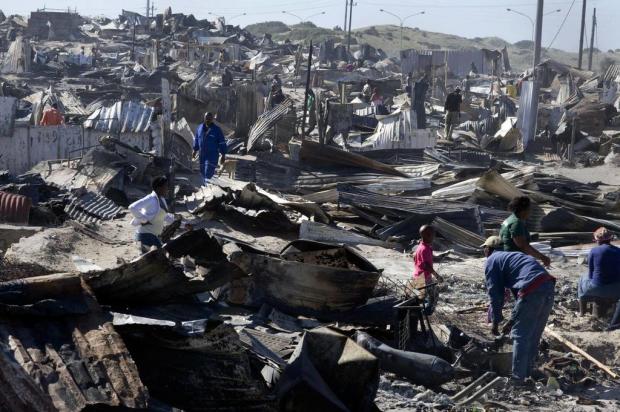 Incêndios na África do Sul deixam três mortos e 4 mil desabrigados  Rodger Bosch/AFP