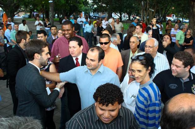Eduardo Leite chega à praça para ser empossado prefeito de Pelotas Marcel Avila/Especial