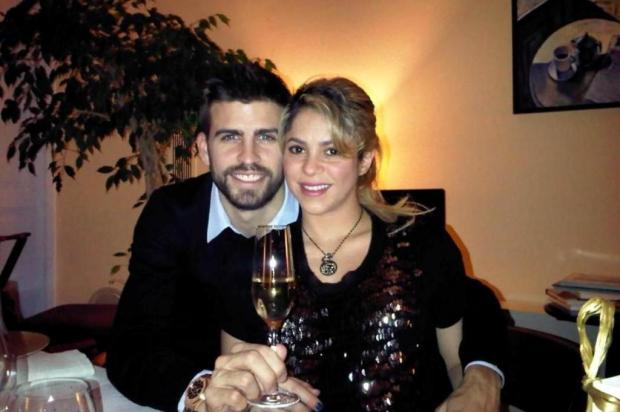 Shakira e Piqué brindam a chegada de 2013 em Barcelona Facebook/Reprodução Shakira e Piqué brindam a chegada de 2013 em Barcelona Facebook/Reprodução