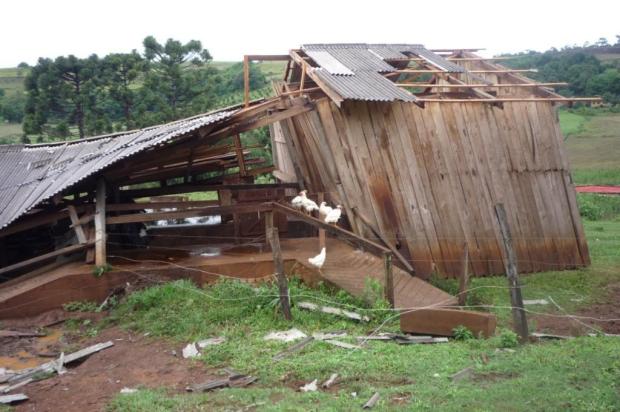 Defesa Civil trabalha na reconstrução de casas atingidas por vendaval em Maximiliano de Almeida Brigada Militar/Divulgação Defesa Civil trabalha na reconstrução de casas atingidas por vendaval em Maximiliano de Almeida Brigada Militar/Divulgação