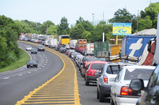 Caminhão tomba e provoca congestionamento na BR-386 próximo a Tabaí Ronaldo Bernardi/Agencia RBS