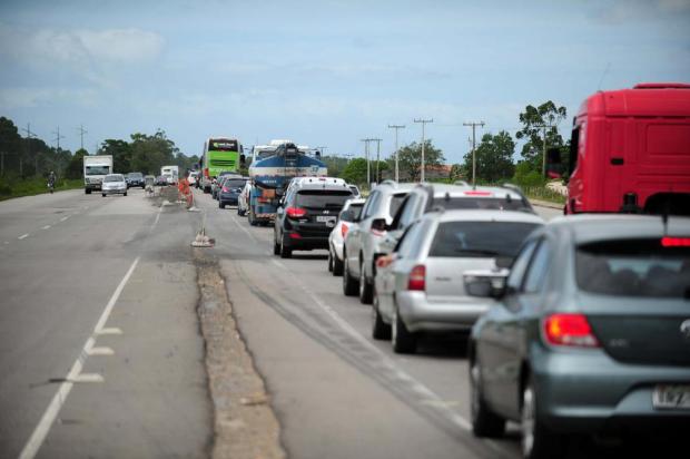 Com circulação de caminhões e ônibus, BR-101 registra nove quilômetros de fila em Laguna Charles Guerra/Agencia RBS Com circulação de caminhões e ônibus, BR-101 registra nove quilômetros de fila em Laguna Charles Guerra/Agencia RBS
