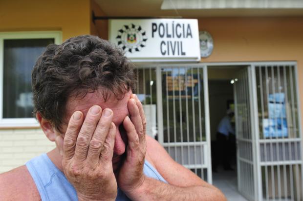 "Quando meu irmão chamou e vi que tinha um encapuzado, não deu tempo de mais nada", lembra agricultor feito refém no interior de Bento Gonçalves Roni Rigon/Pioneiro/ "Quando meu irmão chamou e vi que tinha um encapuzado, não deu tempo de mais nada", lembra agricultor feito refém no interior de Bento Gonçalves Roni Rigon/Pioneiro/