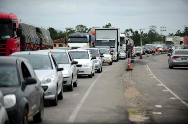 Fila de 11 quilômetros deixa o trânsito lento na BR-101 em Laguna Charles Guerra/Agencia RBS