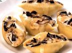 Conchas levam cogumelos e queijo gruyère no recheio Ver Descrição/Ver Descrição Conchas levam cogumelos e queijo gruyère no recheio Ver Descrição/Ver Descrição
