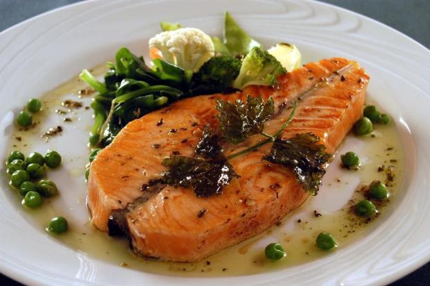 Salmão com espinafre e legumes é opção leve para o almoço Mathias Cramer/Divulgação