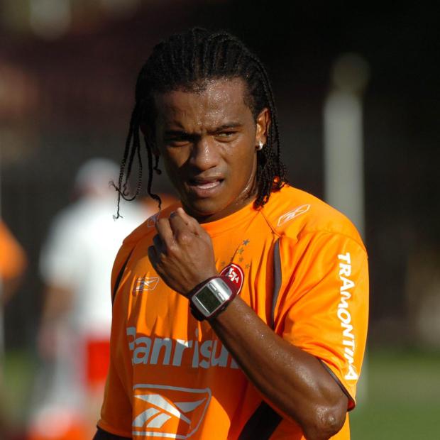 Com contrato de experiência, ex-colorado Pinga é contratado pelo Santos Júlio Cordeiro/Agencia RBS Com contrato de experiência, ex-colorado Pinga é contratado pelo Santos Júlio Cordeiro/Agencia RBS