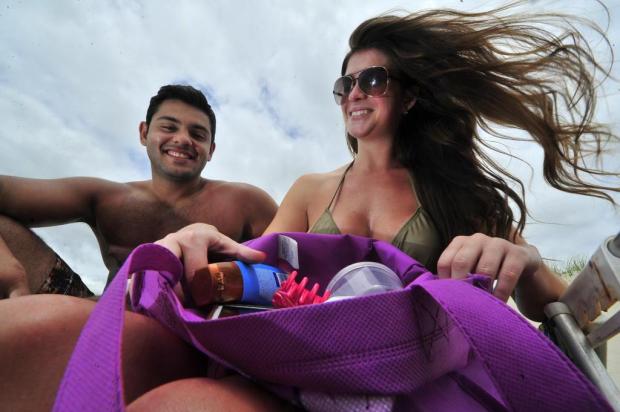 Diferentes mulheres mostram o que levam na bolsa de praia Lauro Alves/Agencia RBS Diferentes mulheres mostram o que levam na bolsa de praia Lauro Alves/Agencia RBS