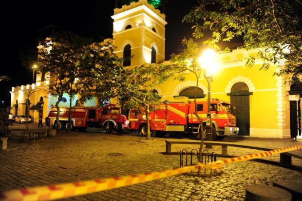 Incêndio atinge box do Mercado Público de Florianópolis Charles Guerra/Agencia RBS Incêndio atinge box do Mercado Público de Florianópolis Charles Guerra/Agencia RBS