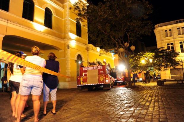Vídeo: Bombeiros tentam apagar fogo em box do Mercado Público de Florianópolis Charles Guerra/Agencia RBS Vídeo: Bombeiros tentam apagar fogo em box do Mercado Público de Florianópolis Charles Guerra/Agencia RBS