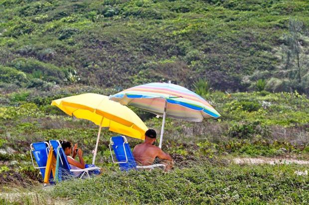 De ressaca, mar manda veranistas às dunas no Litoral Norte Harleyson Almeida/Especial De ressaca, mar manda veranistas às dunas no Litoral Norte Harleyson Almeida/Especial