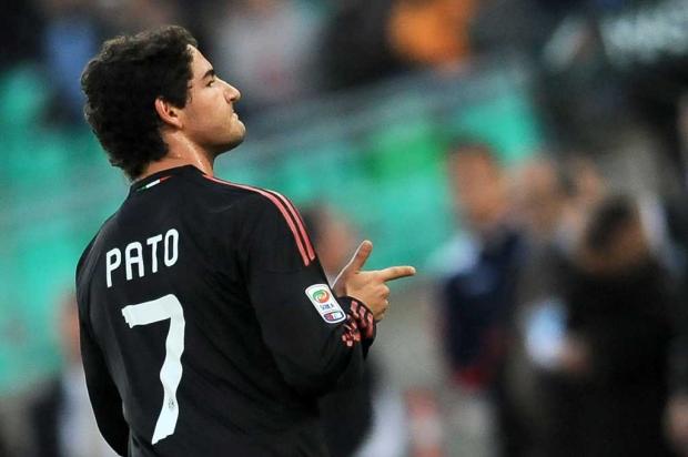 Berlusconi confirma que Alexandre Pato deve deixar o Milan AFP PHOTO / ANDREAS SOLARO/ Berlusconi confirma que Alexandre Pato deve deixar o Milan AFP PHOTO / ANDREAS SOLARO/