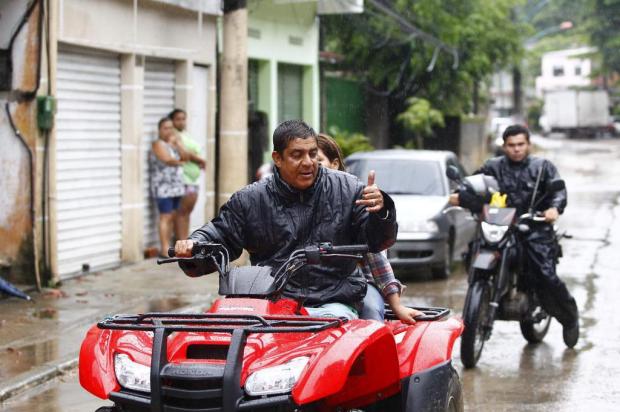 Cantor Zeca Pagodinho auxilia atingidos por temporal no Rio de Janeiro Pablo Jacob/Agencia O Globo Cantor Zeca Pagodinho auxilia atingidos por temporal no Rio de Janeiro Pablo Jacob/Agencia O Globo
