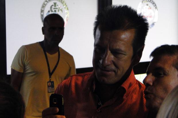 FOTO: Dunga é o mais assediado pela torcida na reapresentação do Inter Adriano de Carvalho/ FOTO: Dunga é o mais assediado pela torcida na reapresentação do Inter Adriano de Carvalho/