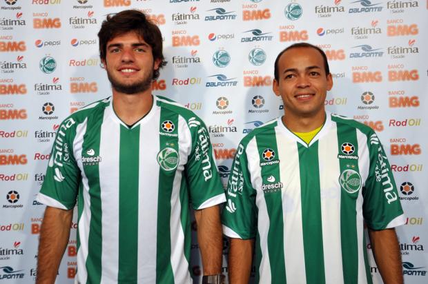 Volante Dê e zagueiro Leonardo Piaia são apresentados e reforçam o Juventude em 2013 Arthur Dallegrave, divulgação/ Volante Dê e zagueiro Leonardo Piaia são apresentados e reforçam o Juventude em 2013 Arthur Dallegrave, divulgação/