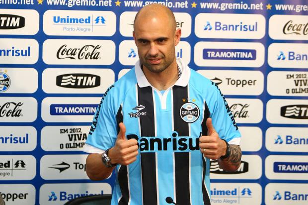 "Estava treinando normalmente", diz o zagueiro Cris em apresentação no Grêmio Lucas Uebel, Divulgação Grêmio/