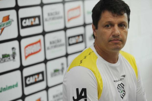 Adilson admite necessidade de ceder Jean Deretti ao Grêmio e quer Willian Magrão Flávio Neves/Agencia RBS Adilson admite necessidade de ceder Jean Deretti ao Grêmio e quer Willian Magrão Flávio Neves/Agencia RBS