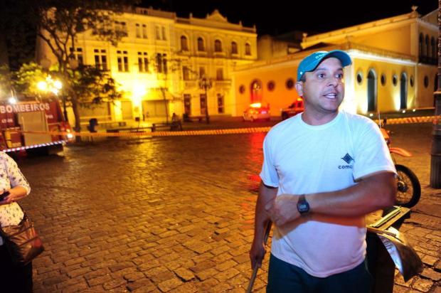 Primeiro a ver incêndio no Mercado Público, gari acionou equipamentos de emergência Charles Guerra/Agencia RBS Primeiro a ver incêndio no Mercado Público, gari acionou equipamentos de emergência Charles Guerra/Agencia RBS