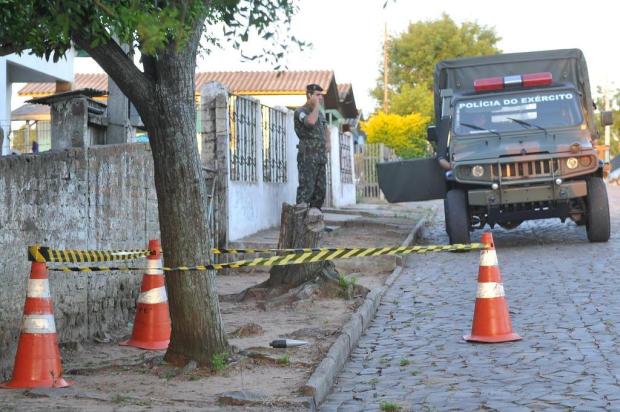 Jovem encontra suposta bomba na Vila Maringá, em Santa Maria Jean Pimentel/Agencia RBS Jovem encontra suposta bomba na Vila Maringá, em Santa Maria Jean Pimentel/Agencia RBS