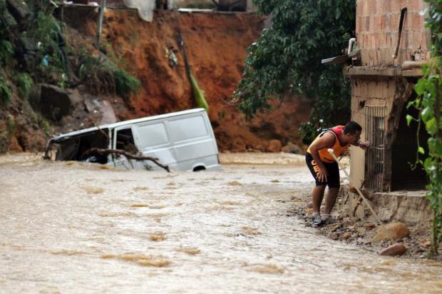 Governo vai doar 4 mil cestas básicas para vítimas da chuva em Duque de Caxias Luiz Roberto Lima/AE Governo vai doar 4 mil cestas básicas para vítimas da chuva em Duque de Caxias Luiz Roberto Lima/AE